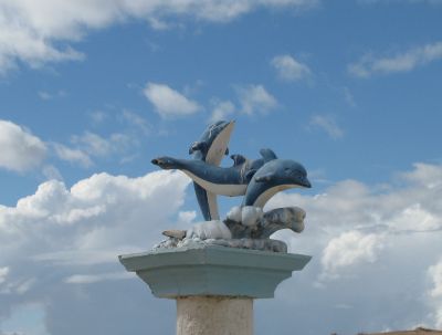El Golfo is a village in a virtually colorless desert. The most colorful place in town seems to be the cemetery, with all the flowers covering the graves and the brightly painted mausoleums. This sculpture of dolphins is decorating the tomb of a fisherman I would guess. 